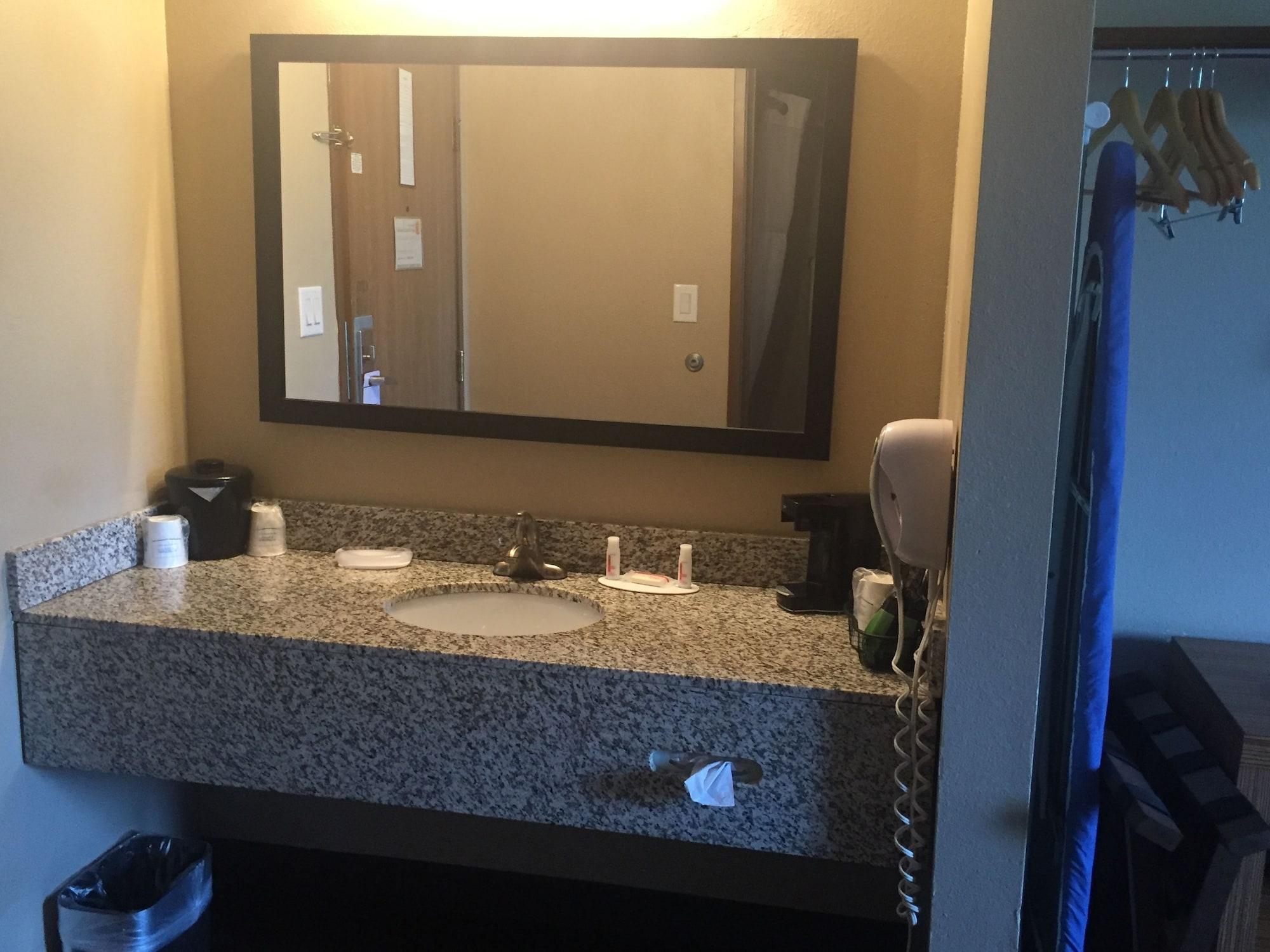 Super 8 By Wyndham Louisville Airport Esterno foto