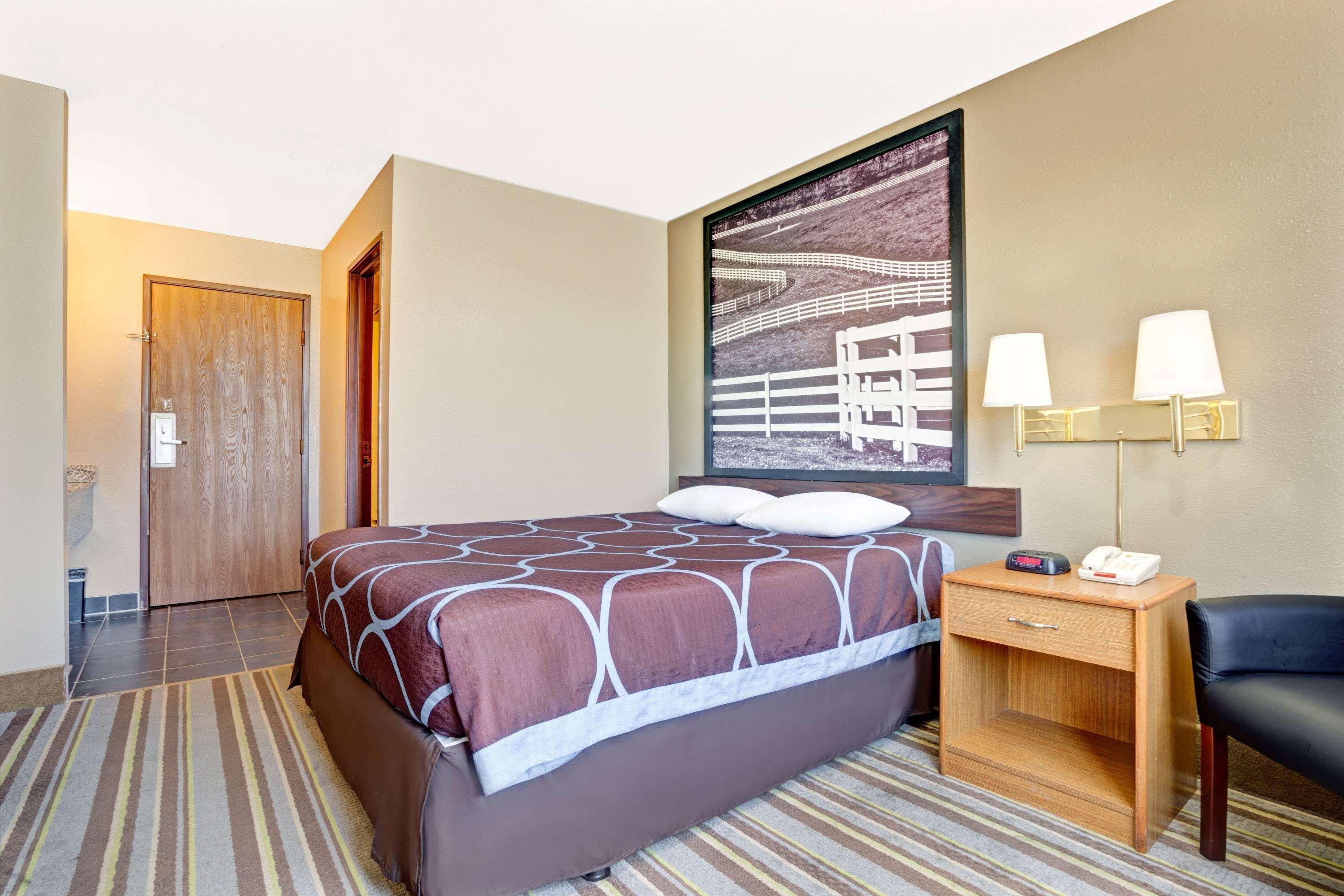Super 8 By Wyndham Louisville Airport Esterno foto