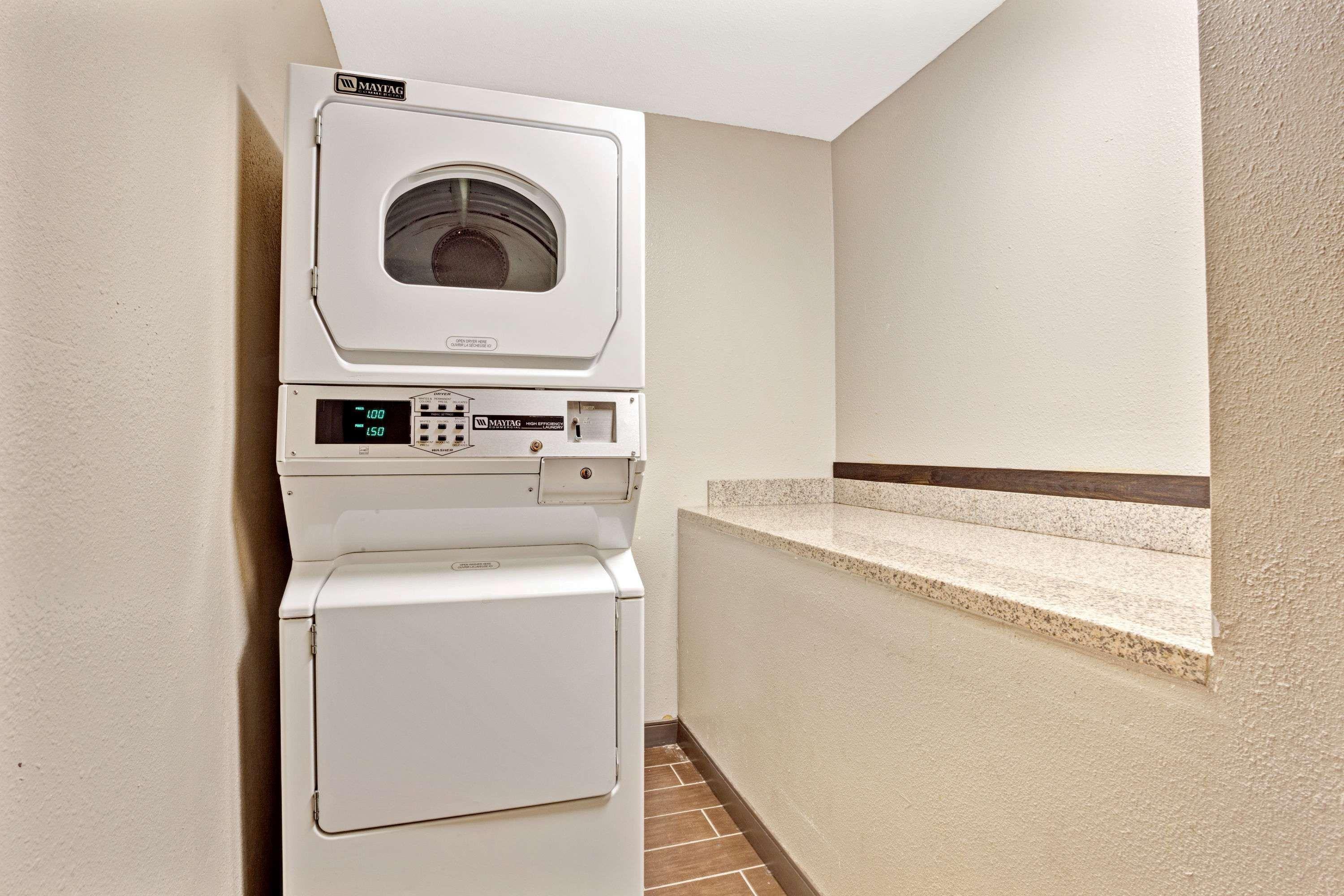 Super 8 By Wyndham Louisville Airport Esterno foto