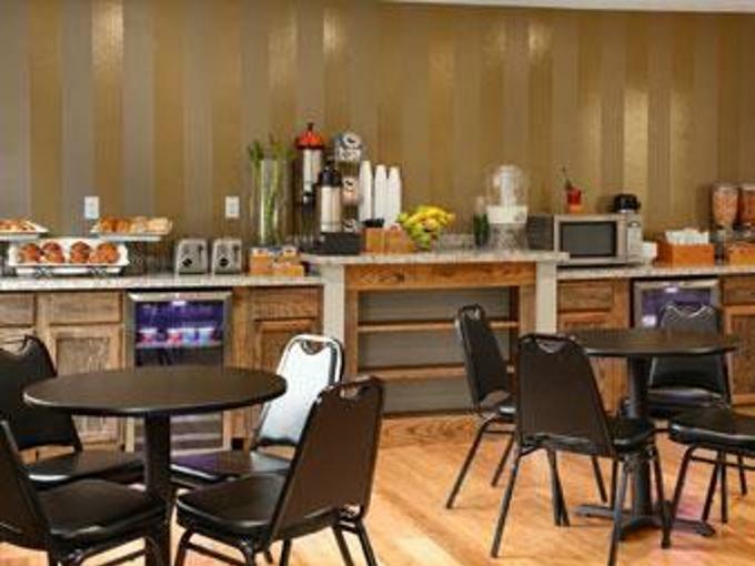Super 8 By Wyndham Louisville Airport Esterno foto